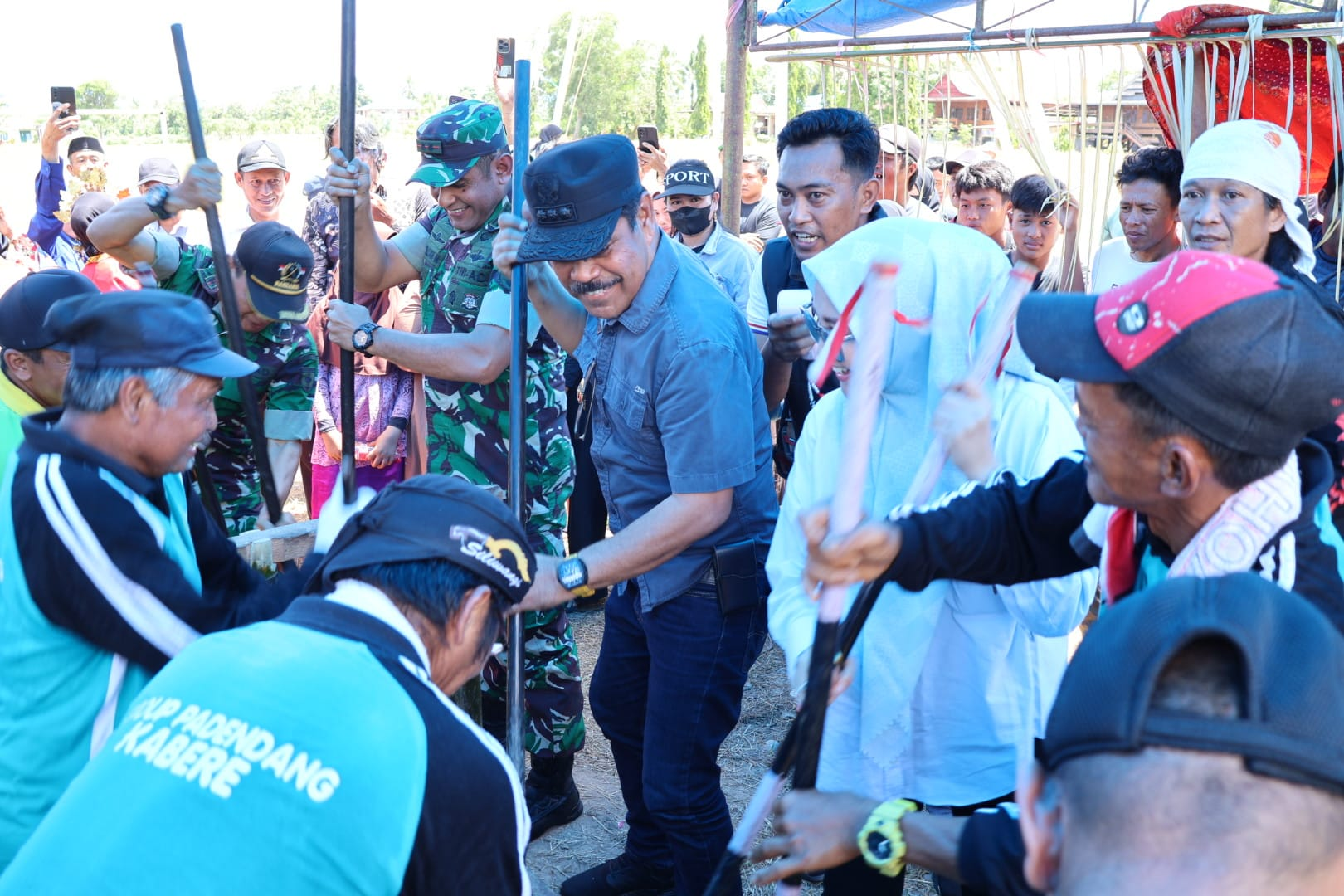 Pj. Bupati Pinrang Tekankan Prioritas Sektor Pertanian untuk Pembangunan Daerah pada Pesta Panen Padi di Desa Padangloang