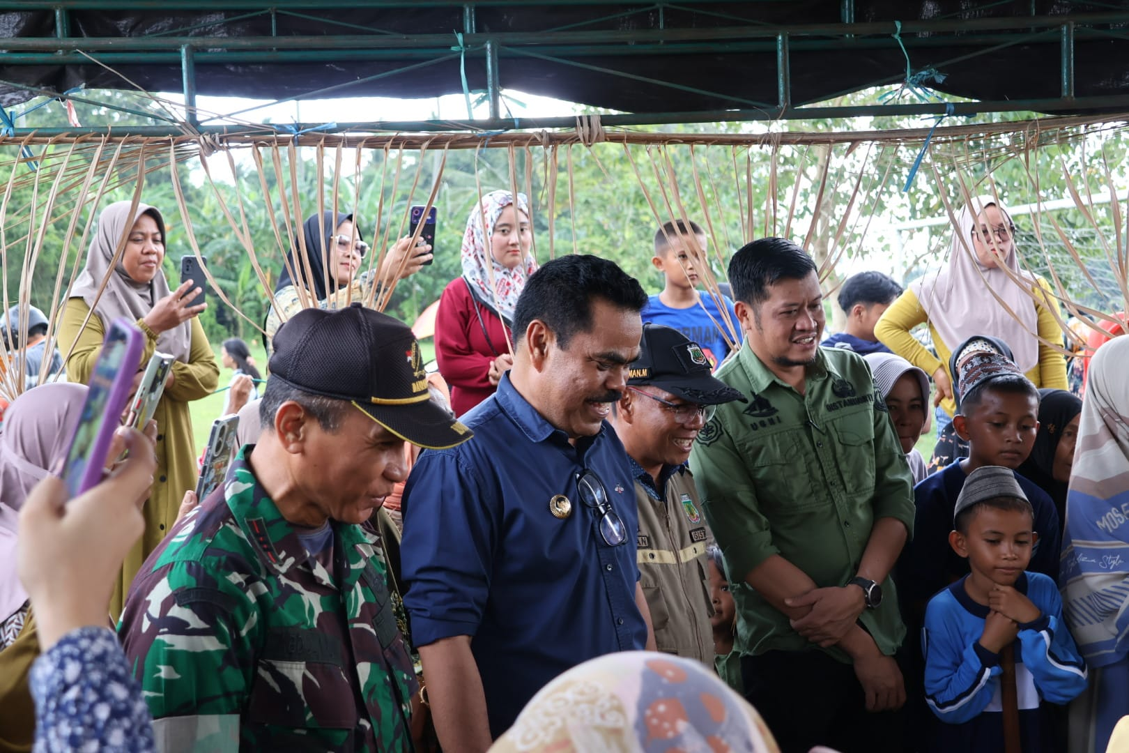 Pj. Bupati Pinrang Hadiri Pesta Panen Padi Bersama Masyarakat Tani Kelurahan Tonyamang