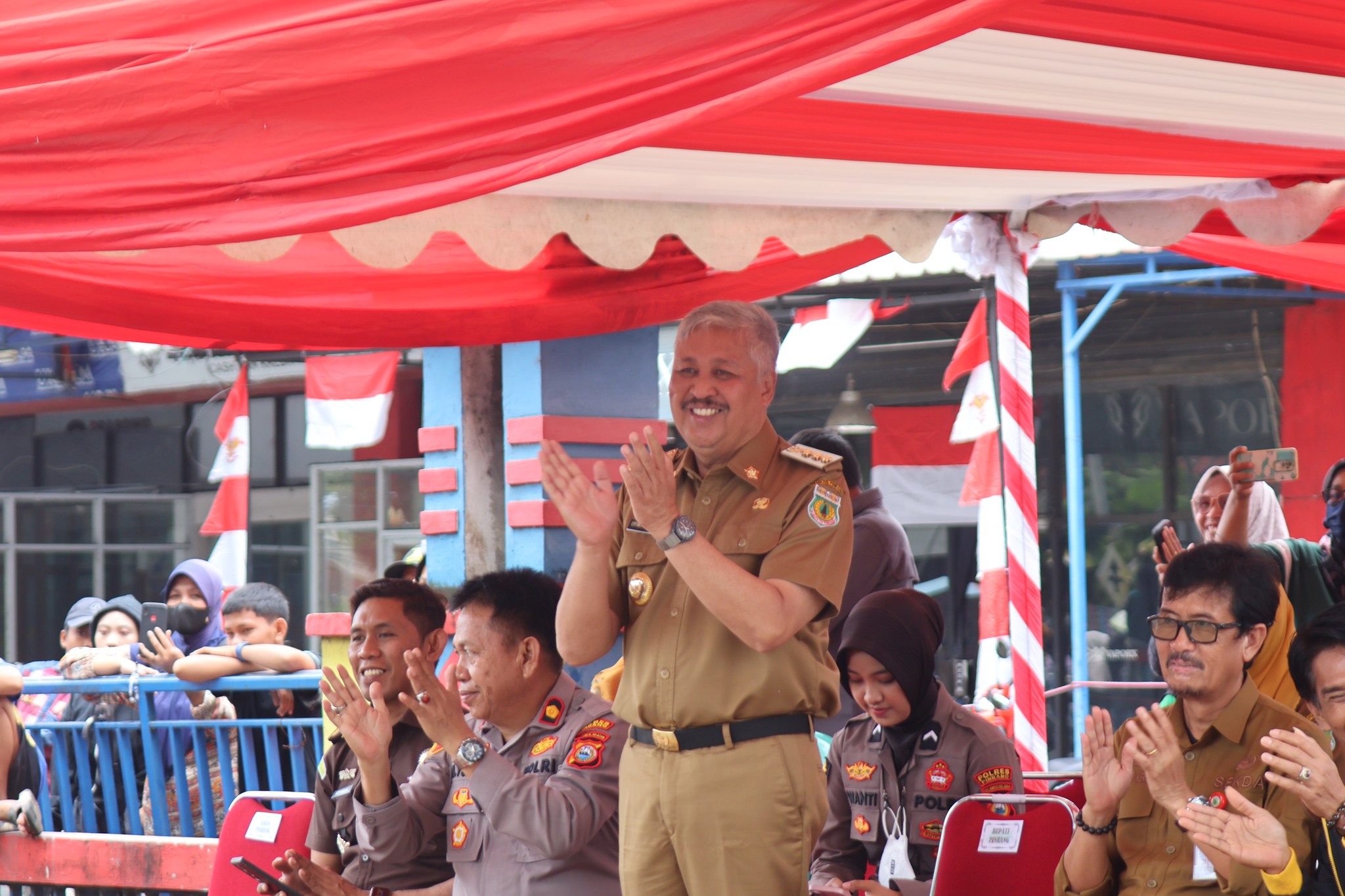 Bupati Pinrang Apresiasi Antusiasme Peserta Lomba Gerak Jalan HUT RI ke-80