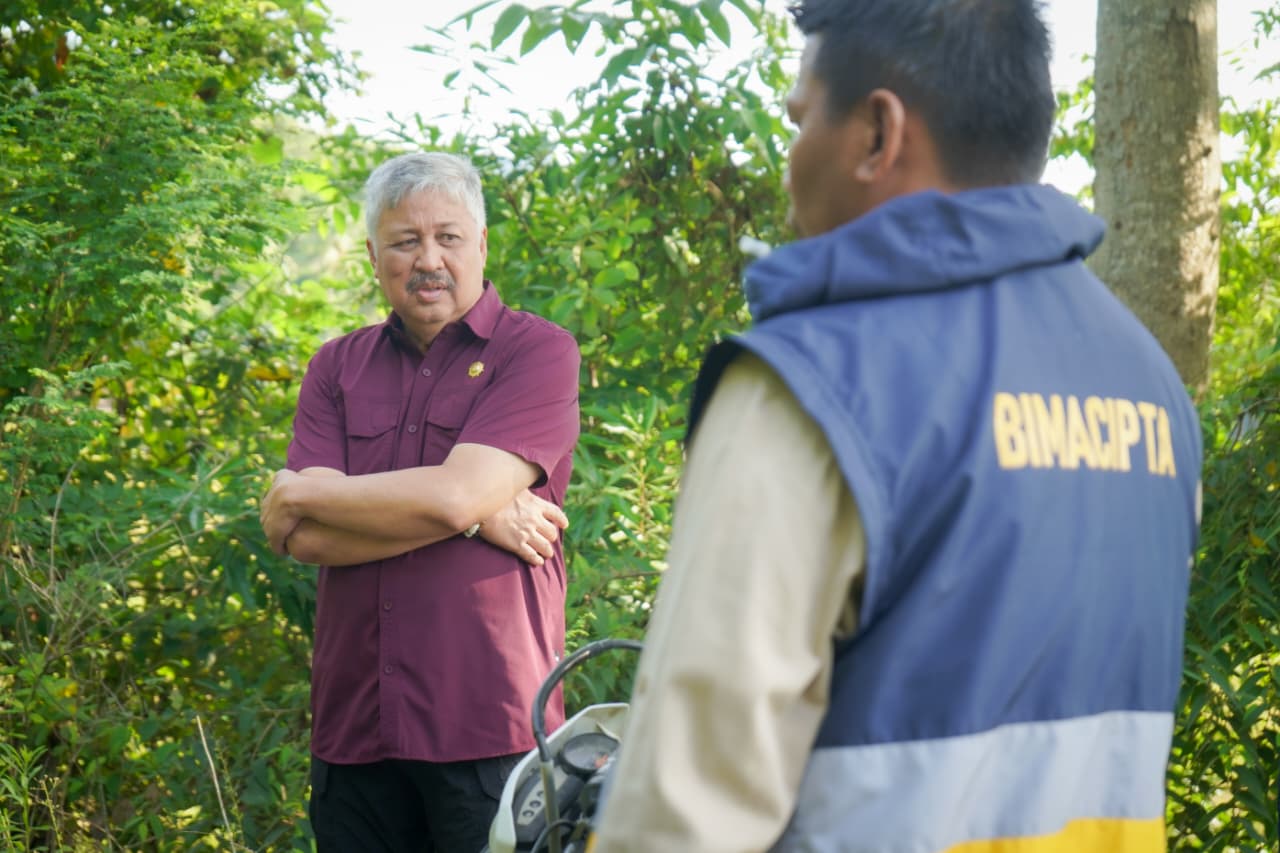 Bupati Pinrang Ambil Langkah Cepat Atasi Kerusakan Jalan Batulappa: Jalur Alternatif 14 Km Siap Digarap