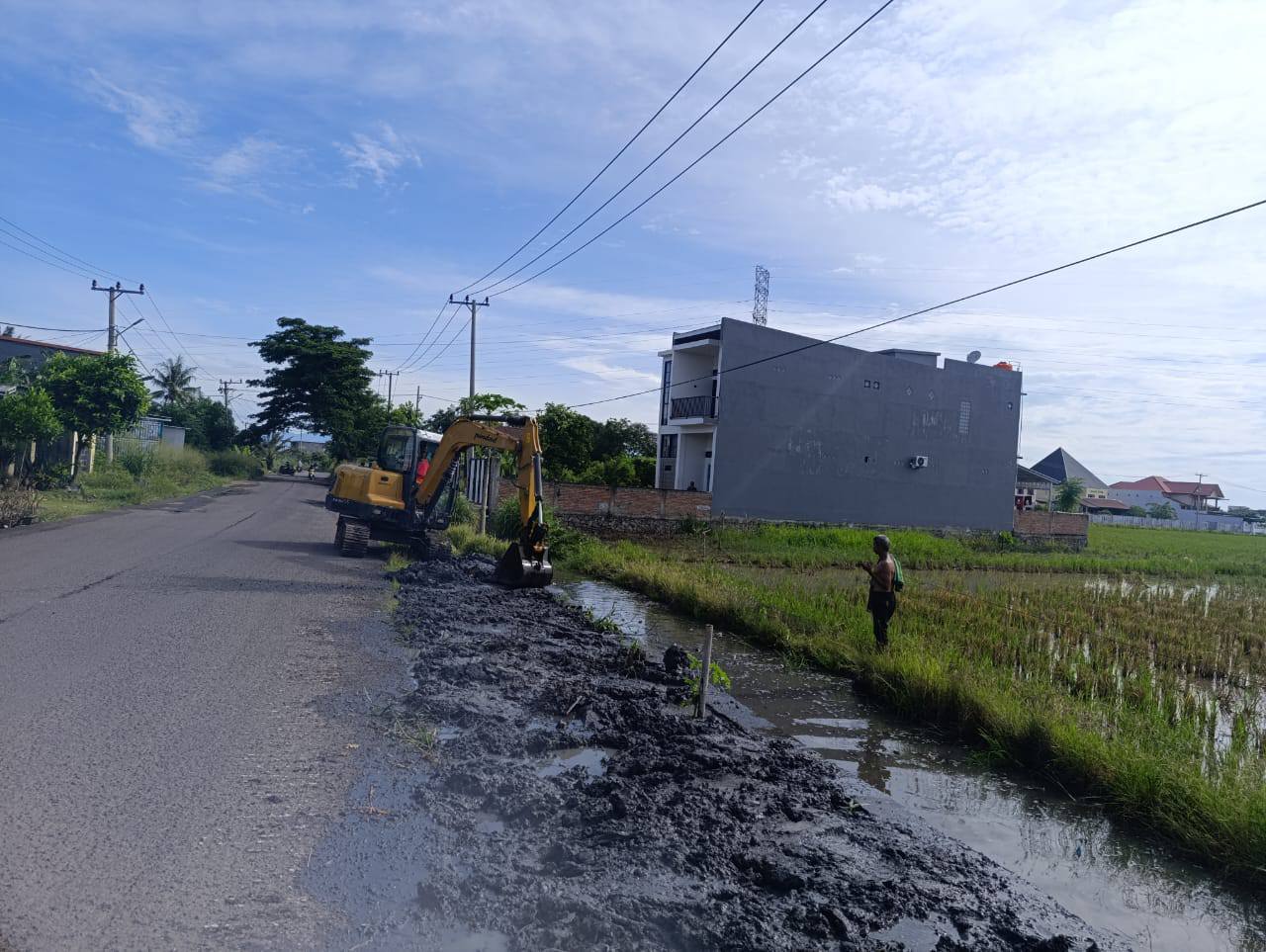 Produktivitas Sawah Terancam! Ini Alasan Pemkab Pinrang Lakukan Aksi Bersih-Bersih Darurat