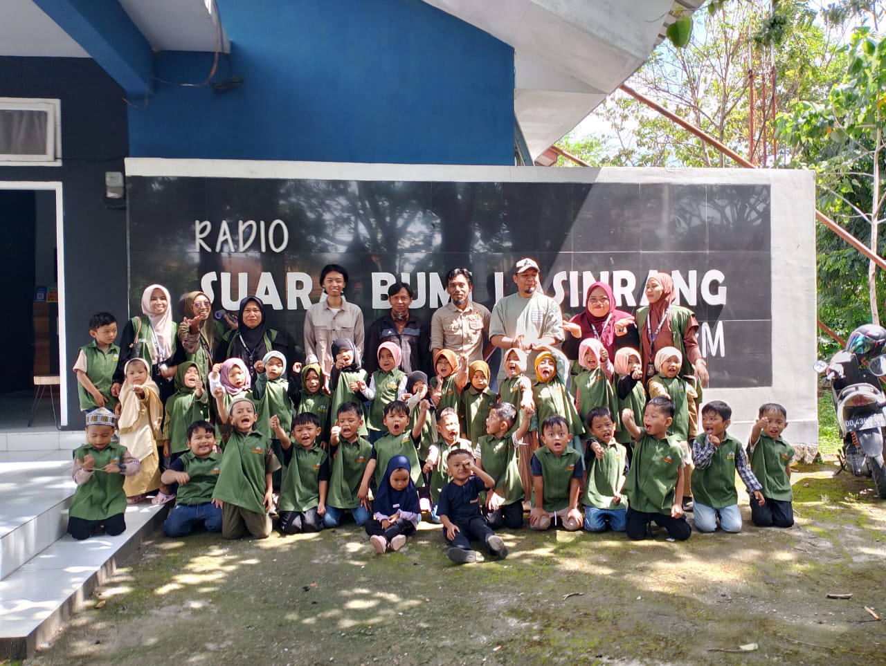 Serunya! Anak-Anak TK Al-Barokah Coba Siaran Langsung di Radio Suara Bumi Lasinrang!