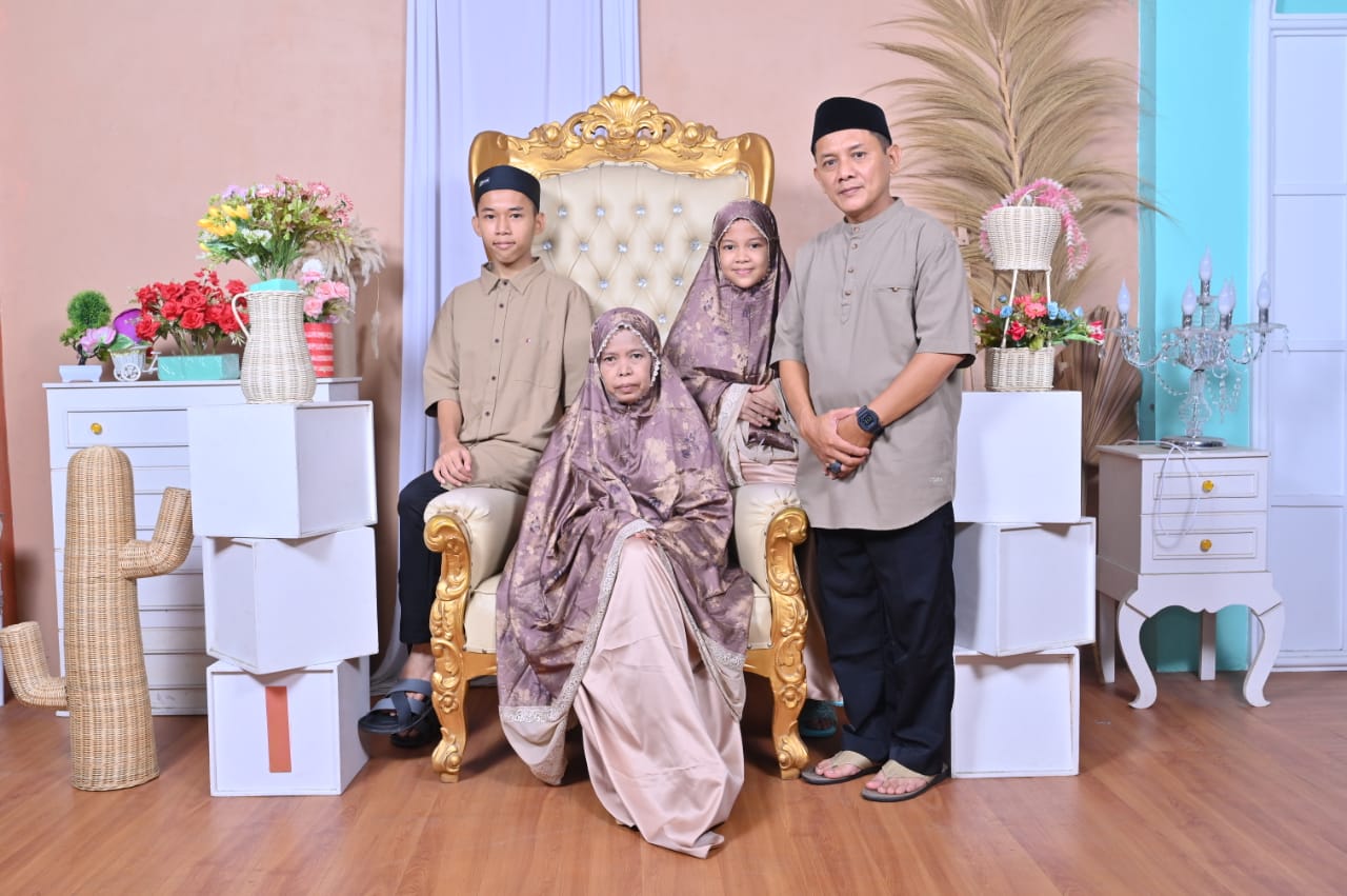 Foto keluarga Rafly bersama Kedua orang tua dan adiknya