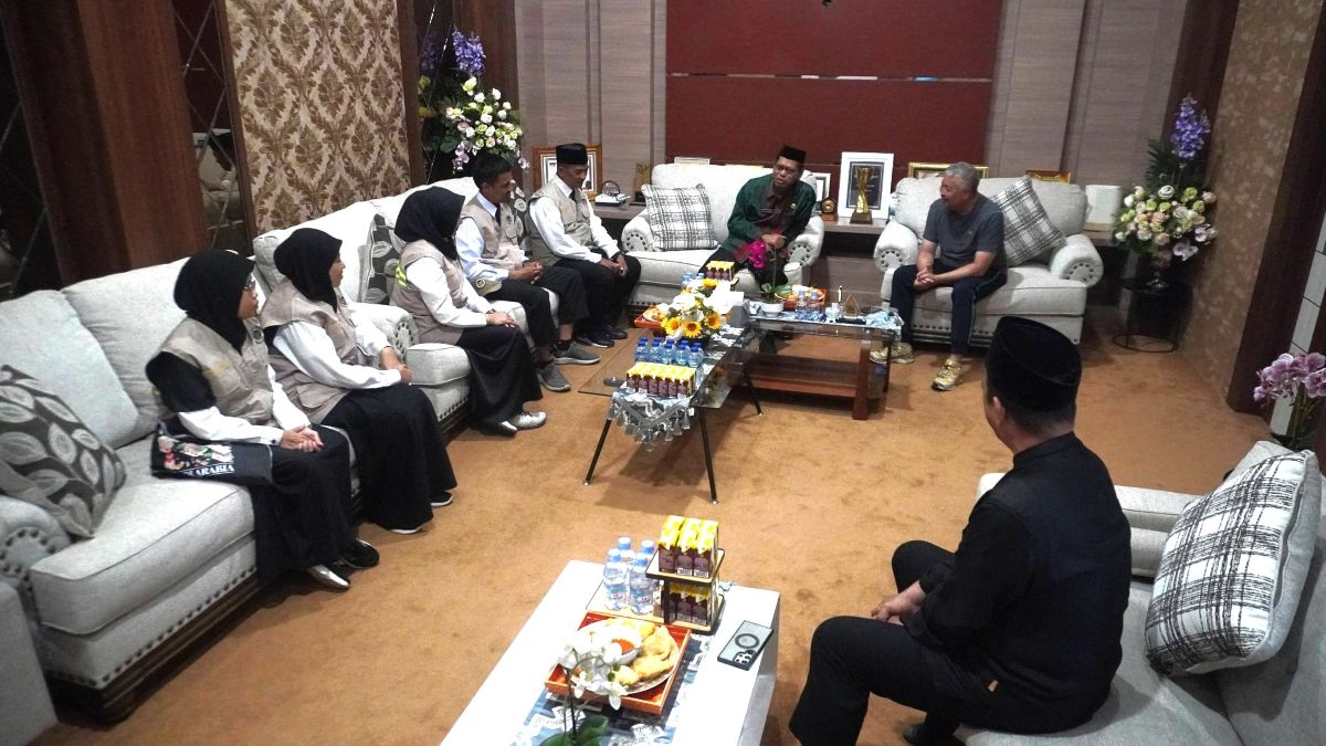 Bupati Pinrang Irwan Hamid Lepas 5 Petugas Haji 2026 ke Arab Saudi, Ini Pesannya