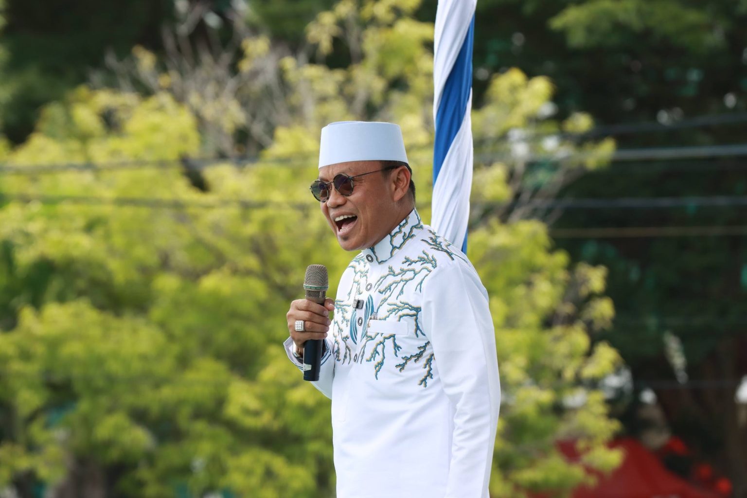 Ribuan warga padati Tabligh Akbar HUT Pinrang ke-66 bersama Ustadz Das'ad Latif. Cek momen haru pembagian drone pertanian & hadiah Umrah gratis bagi guru mengaji.