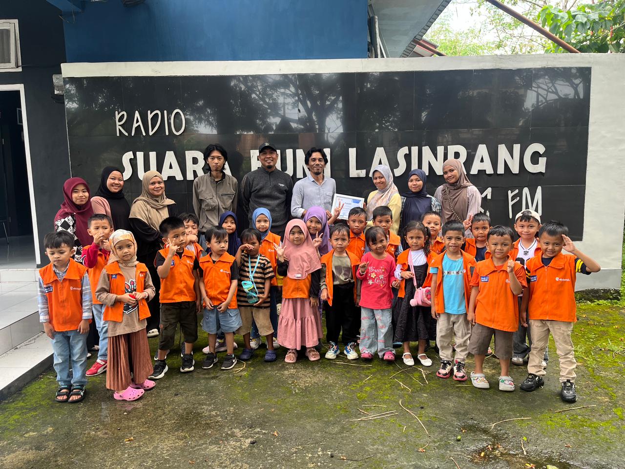 Celoteh Polos dan Cita-Cita “Sultan”: Keseruan Outing Class TK Islam Plus E-School di Radio Suara Bumi Lasinrang